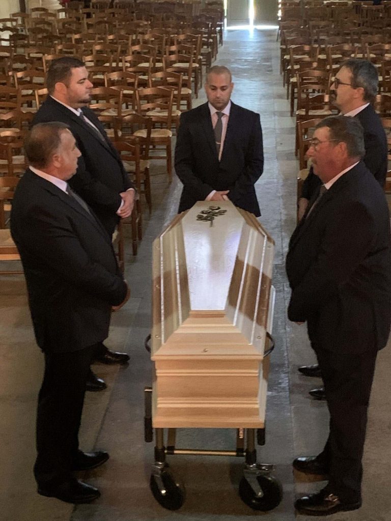 fleurs dans un vase dans un cimetiere